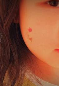 लहान बहिणीचा चेहरा लाल फ्लॉवर गोंडस ताजे मायक्रो टॅटू