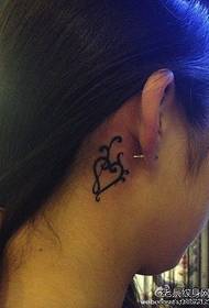 Gadis telinga kecil populer totem pola cinta tato