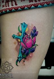 zampe femminili rosa modello croce tatuaggio