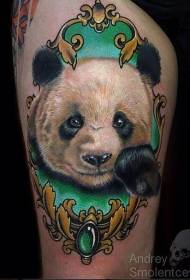 जांघ यथार्थवादी शैली रंगीन पांडा अवतार टैटू पैटर्न