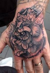 hand terug komplekse haan kop tattoo patroon