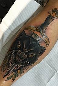 guya nga nagpintal sa eskuylahan sa Europa ug Amerika itom nga panther dagway sa tattoo sa tattoo