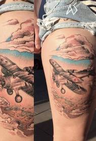 cuisse peinte sur le nuage du motif de tatouage créatif de l'avion