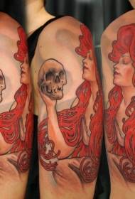 Velika čudovita rdeča las čarovnica z vzorcem tatoo lobanje
