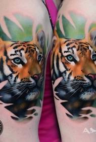 ruku realistične tigrove glave i uzorak tetovaže zelenog lišća