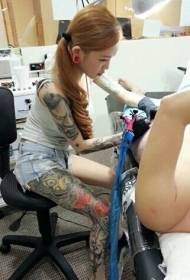 Malajzia bukuroshe sexy tatuazh artistë këmbët pikturuar model tatuazh