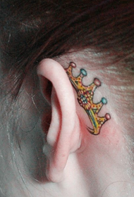 modello di tatuaggio corona piccola ed elegante dell'orecchio delle ragazze