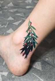 le gambe delle ragazze hanno dipinto le immagini del tatuaggio di pendenza delle piante fresche