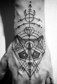 chodabwitsa chakuda geometric raccoon kumbuyo kwa dzanja Mutu wa tattoo