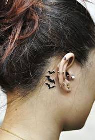 소녀 귀 토템 박쥐 문신 패턴