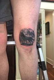 काले ग्रे भेड़िया और गोल चाँद टैटू चित्रों के घुटनों पर लड़के