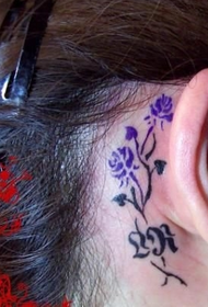 耳后的小玫瑰图腾纹身