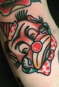 traditionell Stil Clown Tattoo op Kallef Foto