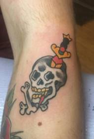 skullTattoo mužští studenti na nohou a dýky obrázky tetování