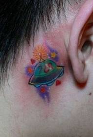 一款耳部小飞船纹身图案