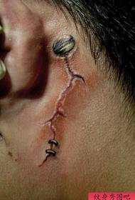 'n alternatiewe gewilde traan-tatoeëringpatroon op die oor