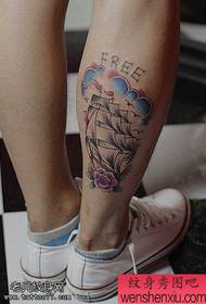 脚の帆はタトゥーによってバラのタトゥーの作品をバラ