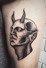 stile misterioso incisione stile diavolo nero tatuaggio cosce testa