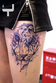 kofshë bukurie model i tatuazhit të kokës së tigrit të spërkatur me ngjyra