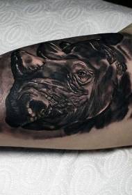 реалистичан црни узорак тетоваже на глави црни носорог