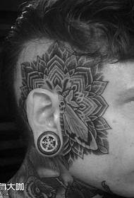 Tattoo patroon van oor getatoeëer