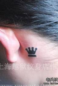 Oreja de niña Totem pequeño tatuaje de corona