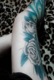 grut gebiet kleurde blommen en peacock feather tattoo patroan op 'e skonk