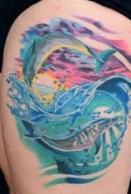 As pernas das nenas pintaron imaxes de tatuaxe de delfín fresco e spray de paisaxe