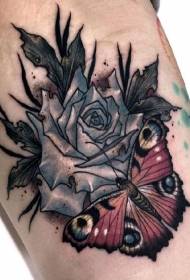 cuisse papillon rose peint motif de tatouage