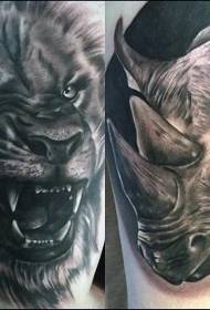 tikroviška juodo ir balto raganosio galvutė kartu su riaumojančio liūto tatuiruotės piešiniu