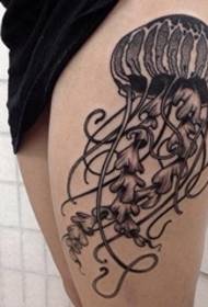 jambe noir et blanc piqûre tatouage méduse tatouage photo