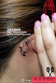 Skaists maza truša tetovējuma raksts skaistām ausīm