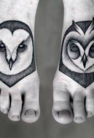 Modello di tatuaggio sul collo del piede testa di gufo grigio nero