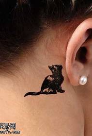 gatto nero a guardare il modello del tatuaggio