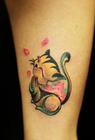 여자의 다리는 고양이 문신 패턴을 볼 수 있습니다