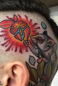 Patrón de tatuaje de cabeza fruta ratón