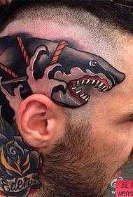 Шема за тетоважа на школи за ајкула на главата