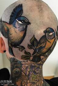 頭の上の鳥のタトゥーを描いた