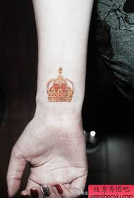 meisje pols kleine en prachtige kroon tattoo patroon