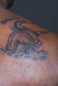 spalla tatuaggio testa di mucca e nuvola