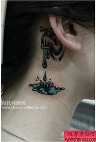 menina orelha gotas torneira tatuagem padrão