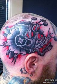 la moda della testa è un fantastico modello di tatuaggio teschio