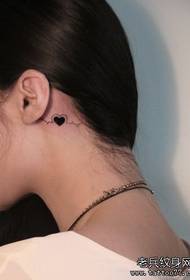 девојка глава љубав са ЕКГ узорком тетоваже