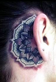 modello di tatuaggio floreale a poppa a poppa