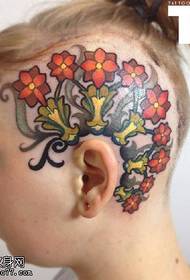 motif de tatouage de petites fleurs fraîches et belles