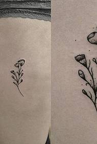 mergaitės šlaunies mažų šviežių gėlių tatuiruotė
