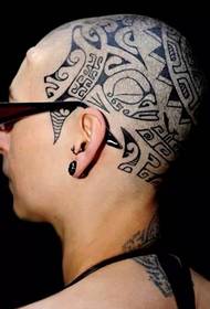 алтернативна татуировка на главата на момчето