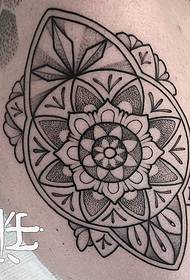 bedro Europa i Amerika ukazuje na uzorak tetovaže cvjetnih tetovaža