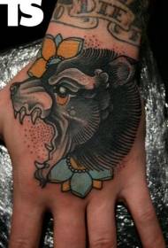 vecās skolas rokas muguras lāča tetovējums