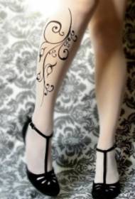 modello di tatuaggio di vite bianco e nero della gamba della donna